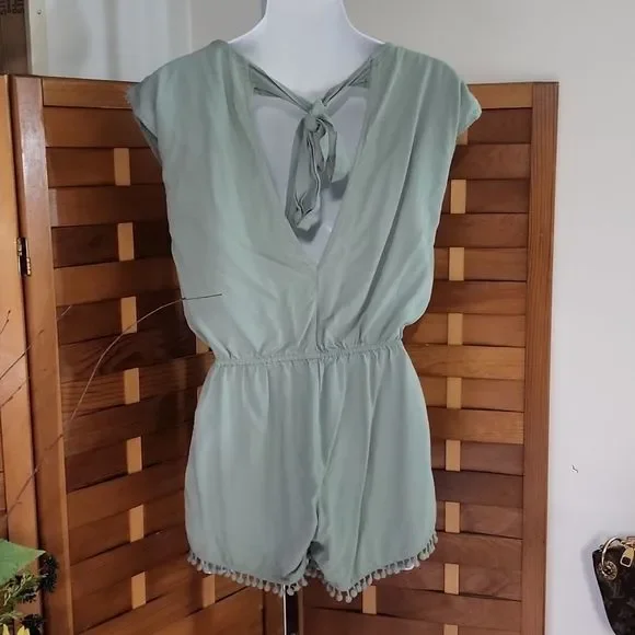 Shorts romper in sage green - Picture 4 of 12